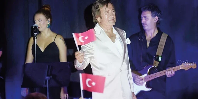 Erol Evgin, Zafer Bayramı coşkusunu sahneye taşıdı.