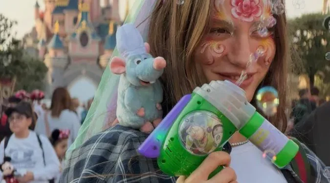 Serenay Sarıkaya, Disneyland’ta çocuklar gibi eğlendi! Yüzüne yaptırdığı boyalar olay oldu